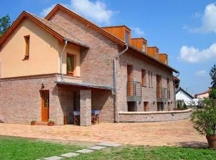 Vararok Apartman Gyula Ngoại thất bức ảnh